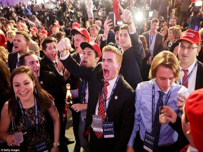Chùm ảnh: Khóc cười cùng ông Trump và bà Clinton
