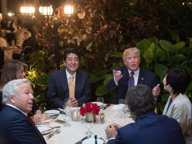 Trump ‘tiêu’ 1 tháng hơn Obama ‘tiêu’ cả năm