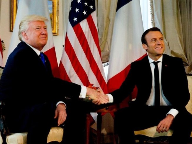 Ông Trump và Tổng thống Pháp 'nghiến răng' bắt tay