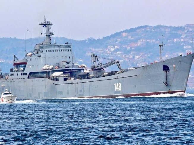 2 tàu chiến Nga chở đầy xe tăng, radar đến Syria?