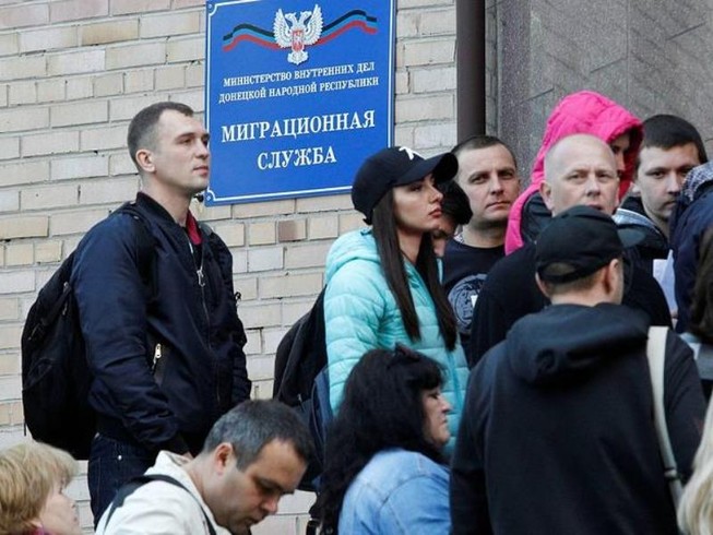 Ukraine coi hộ chiếu Nga cấp cho dân Donbass vô giá trị