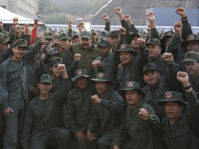 Lo Mỹ khiêu khích, ông Maduro lệnh quân đội sẵn sàng chiến đấu