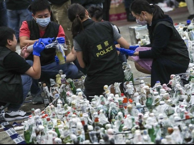 Hong Kong: Tìm thấy 40 quả bom xăng trong Trường Bách khoa