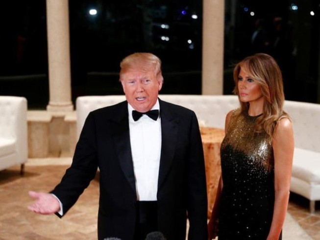 Tổng thống Mỹ Donald Trump (trái) và Đệ nhất phu nhân Mỹ Melania Trump tại khu nghỉ dưỡng Mar-a-Lago tối 31-12. Ảnh: REUTERS