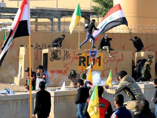Những người biểu tình bên ngoài Đại sứ quán Mỹ tại Iraq. Ảnh: REUTERS