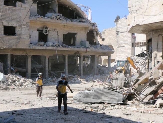 Nhân viên cứu hộ tại địa điểm được cho do Nga không kích ở quận Maarat al-Numan, Idlib. Ảnh: GETTY