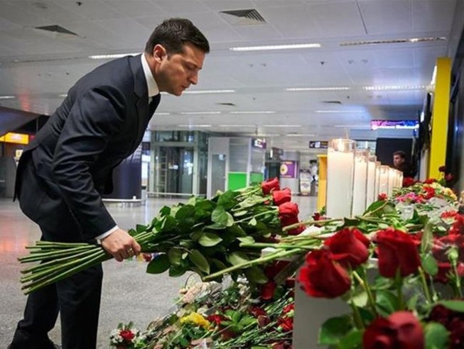 Tổng thống Ukraine Zelenskiy đặt hoa tưởng niệm nạn nhân trên máy bay Boeing 737-800 bị Iran bắn rơi 8-1. Ảnh: AFP