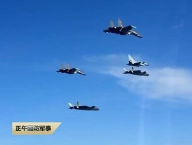 Trung Quốc hé lộ đội bay ‘ba chàng lính ngự lâm trên bầu trời'