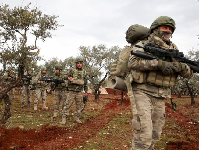 Binh sĩ Thổ Nhĩ Kỳ tập trung ở làng Qaminas, tỉnh Idlib, Syria.