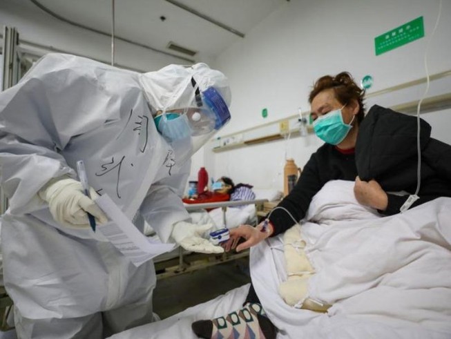 Bác sĩ thăm khám cho bệnh nhân nhiễm virus COVID-19 tại một bệnh viện ở Vũ Hán, Trung Quốc.