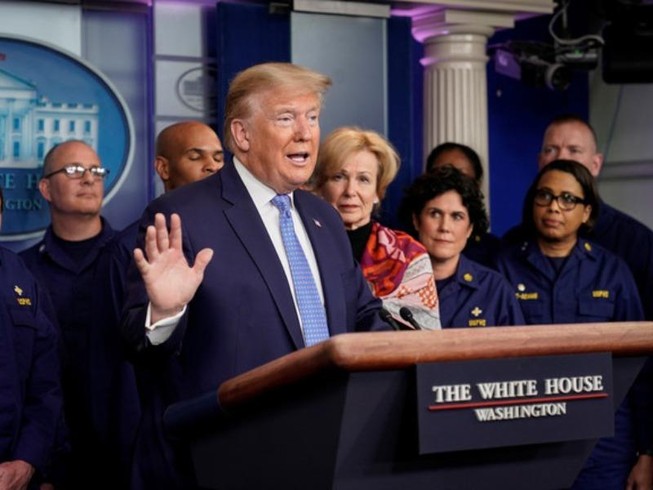 Ông Trump: Chớ tụ tập trên 10 người, COVID-19 có thể kéo dài