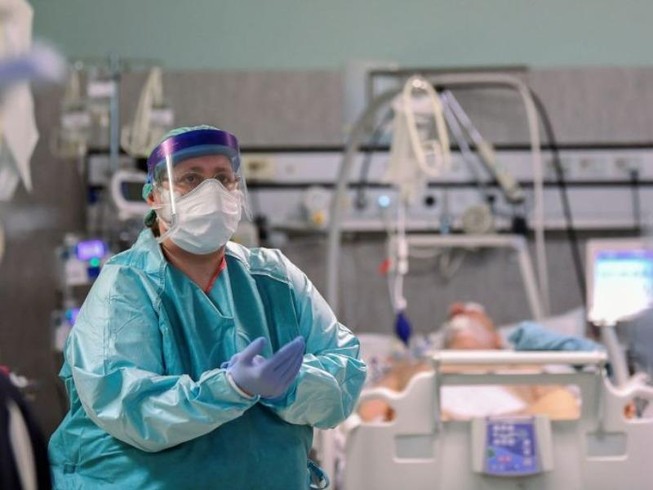 Một nhân viên y tế và một bệnh nhân mắc COVID-19 tại bệnh viện Oglio Po ở Cremona (Ý). Ảnh: REUTERS