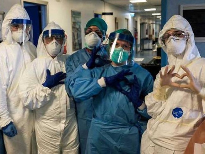 Một nhóm y tá đeo khẩu trang và đồ bảo hộ tại bệnh viện Cremona, đông nam Milan thuộc vùng Lombardy của Ý