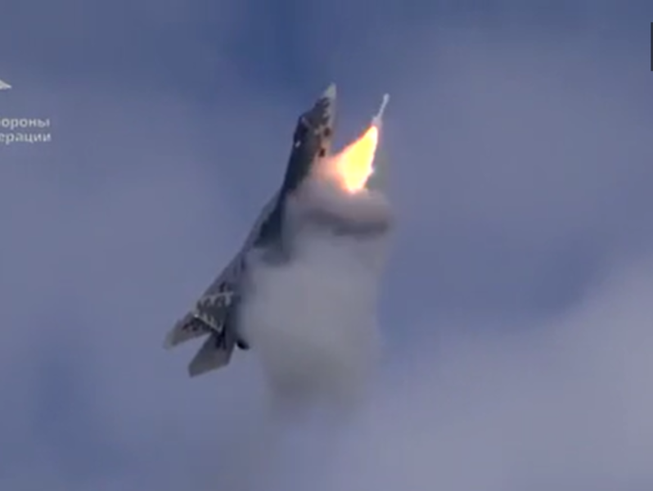 Ảnh cắt từ video Su-57 phóng tên lửa.