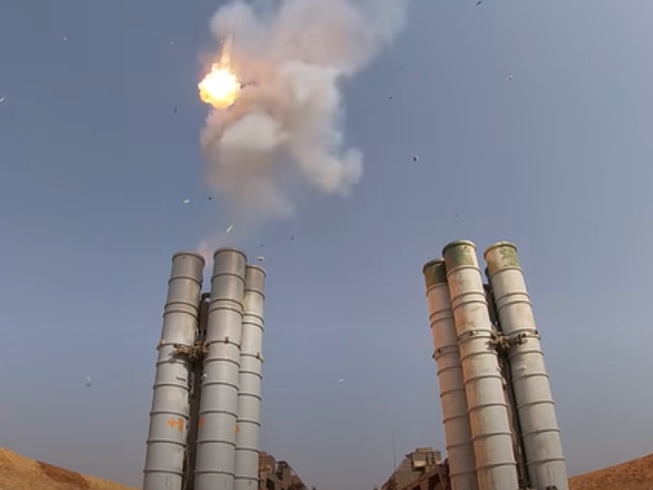 Hệ thống S-400 khai hỏa diệt tên lửa mô phỏng vũ khí hiện đại của kẻ thù.
