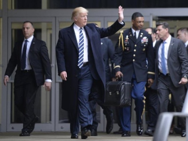 Ông Trump không giao vali hạt nhân cho ông Biden