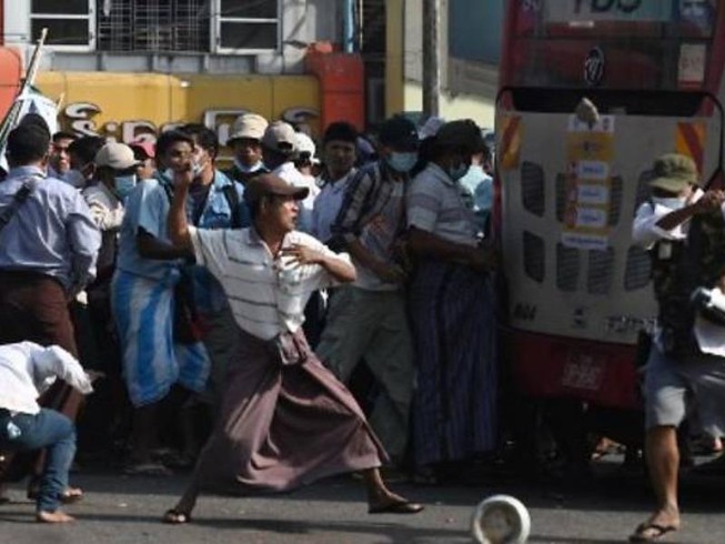 Myanmar: Nhóm ủng hộ quân đội đụng độ nhóm phản đối chính biến