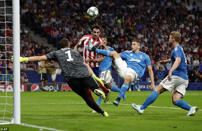 Man City thắng dễ, Juventus bị chia điểm phút cuối