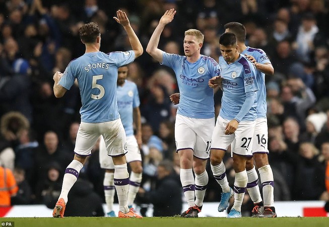 Lội ngược dòng trong hiệp 1, Man City vượt mặt Chelsea