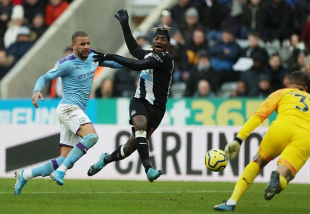 Man City mất điểm phút cuối trước Newcastle