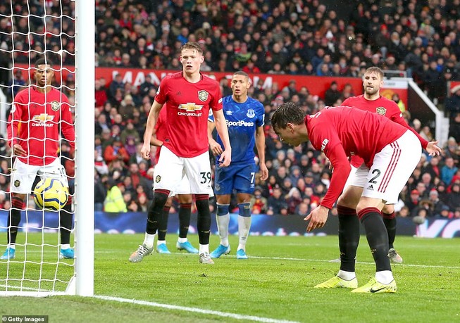 Hậu vệ ‘đốt đền’, sao trẻ tỏa sáng giúp MU thoát thua Everton