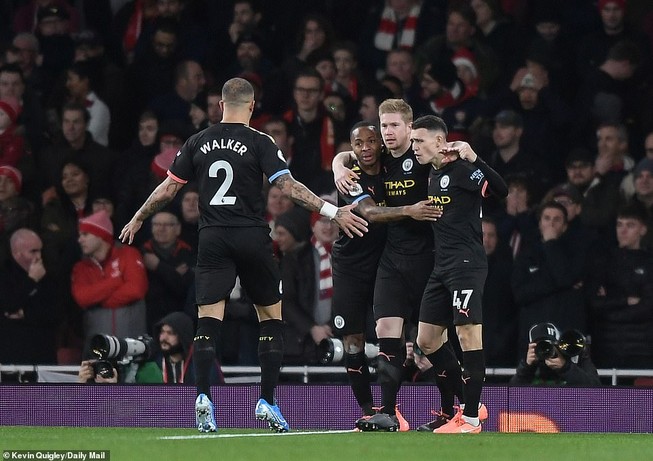 De Bruyne tỏa sáng, Man. City ‘hủy diệt’ Arsenal trong hiệp 1