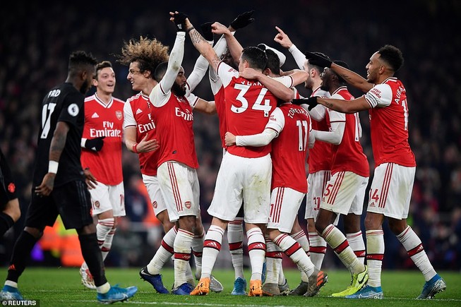 Hàng công tỏa sáng, Arsenal thắng dễ MU trong hiệp 1