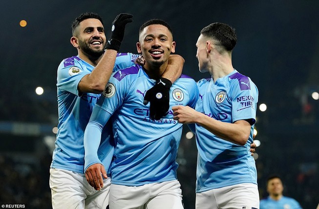 Man. City thắng khó đầu năm, Chelsea mất điểm cuối trận