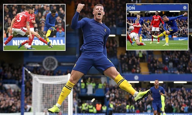 VAR liên tiếp 'cứu' Chelsea, Liverpool thắng khó nhờ siêu phẩm