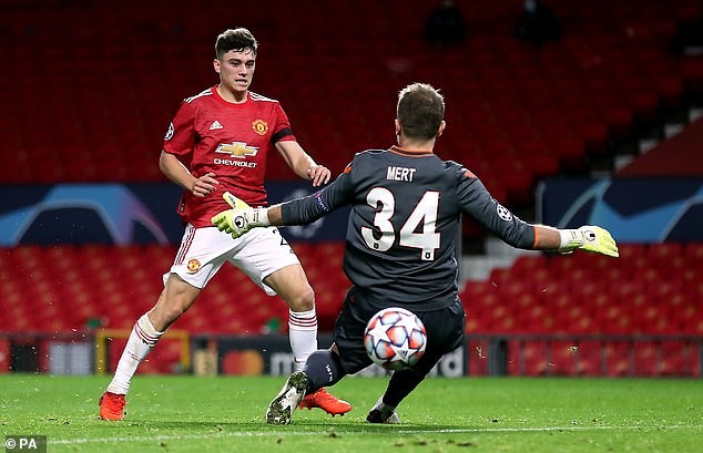 MU tạo ‘mưa gôn’ ở Old Trafford, Chelsea giành vé sớm
