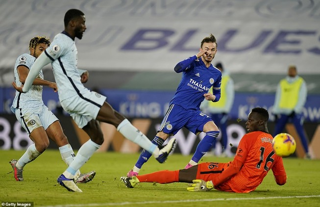 Leicester City bất ngờ chiếm ngôi đầu Premier League