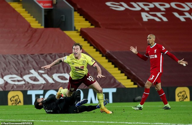 Thua sốc Burnley, Liverpool nguy cơ văng khỏi Top 4