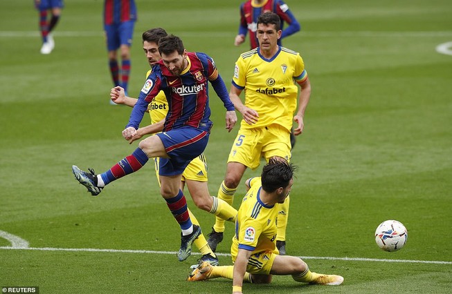 Messi vượt mặt đàn anh Xavi để lập kỷ lục cầu thủ ra sân nhiều nhất cho Barca tại La Liga với 506 trận. Ảnh: Reuters