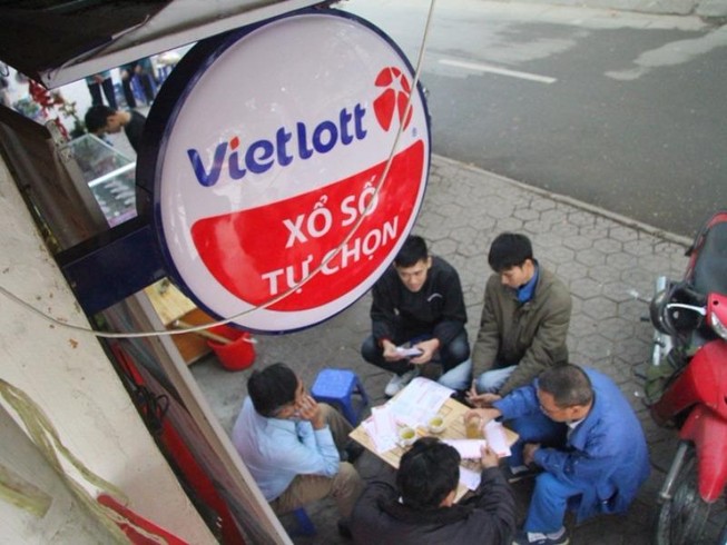 Dân Hà Nội chen nhau mua vé số Vietlott
