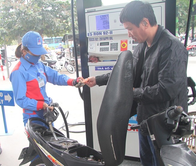 Tăng thuế xăng lên 8.000 đồng để... bù đắp ngân sách