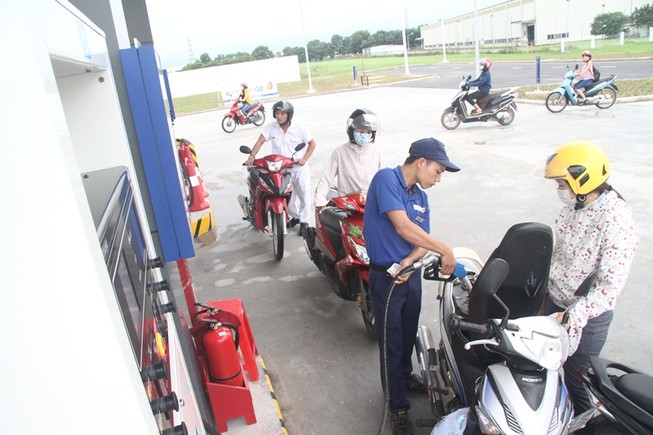 Giá xăng giảm nhẹ trong Ngày phụ nữ Việt Nam