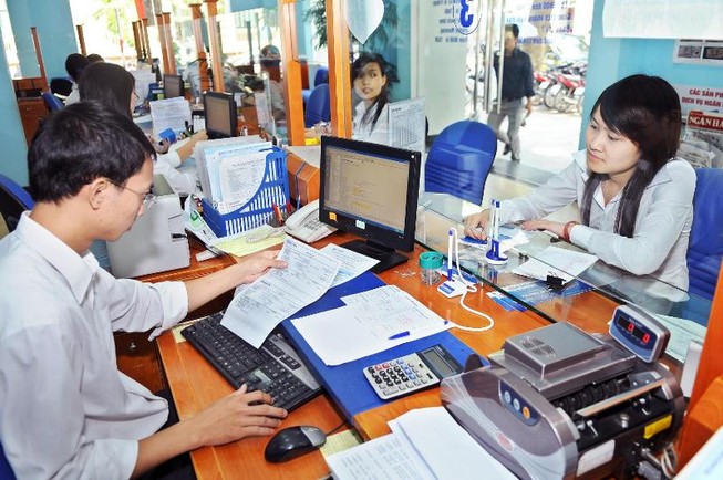 Người dân đang làm thủ tục thuế- ảnh minh họa
