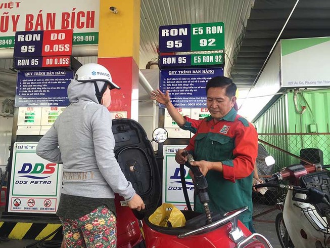 Giá xăng A95, E5 giảm nhỏ giọt trong ngày đầu tuần