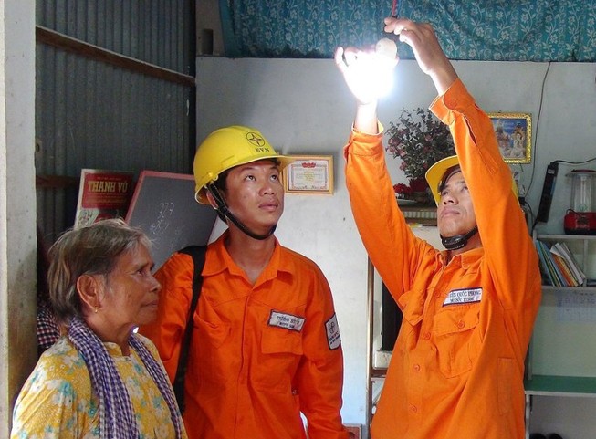 Hộ chính sách sẽ được lắp điện mặt trời áp mái miễn phí