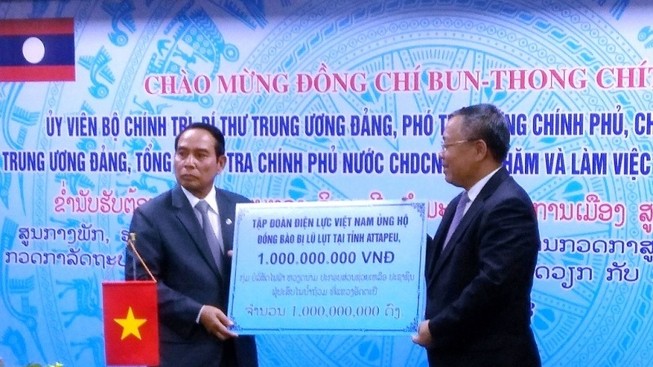 EVN hỗ trợ 1 tỉ đồng cho người dân bị lũ lụt ở Lào