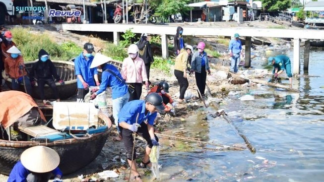 Sinh viên thu gom hơn 8,5 tấn rác dọc bãi biển Việt Nam