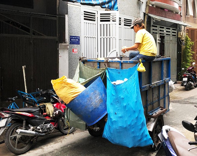 Phân loại, thu gom rác thải nguy hại hộ gia đình