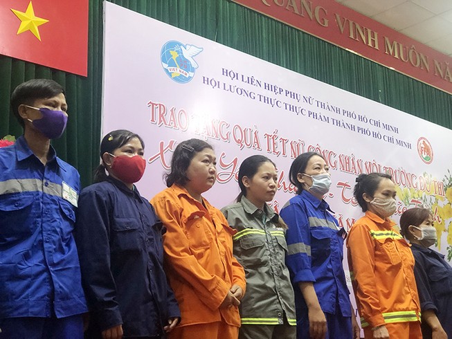Trao quà tết cho 300 nữ công nhân vệ sinh môi trường