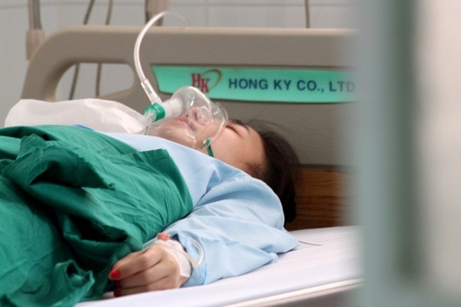 Đang chụp ảnh, DJ Oxy bị dây xích rơi trúng đầu