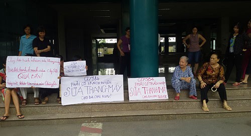 Cư dân giăng biểu ngữ “đuổi” chủ đầu tư chung cư