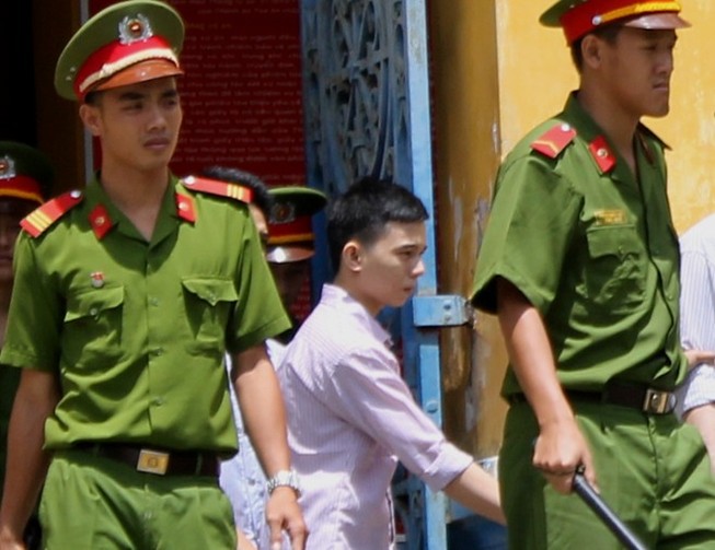 Bé gái có bầu vì 'vượt rào' với bạn trai trong quán cà phê
