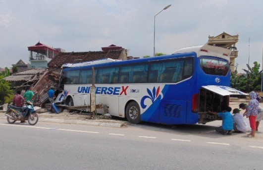 Xe khách tông sập nhà dân, một người tử vong
