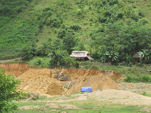 Phanh phui “vàng tặc”, phóng viên bị phó chủ tịch xã đòi cắt chân