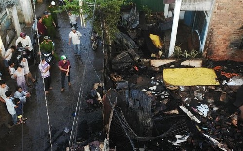 Hỏa hoạn, ôm ba con nhảy lầu thoát thân