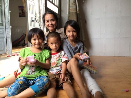 Ba trẻ một nhà không giấy khai sinh
